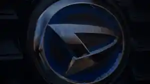 Logo-Daihatsu-tampil-misterius-dan-futuristik-mengisyaratkan-kehadiran-teknologi-REAL-Hybrid.jpg
