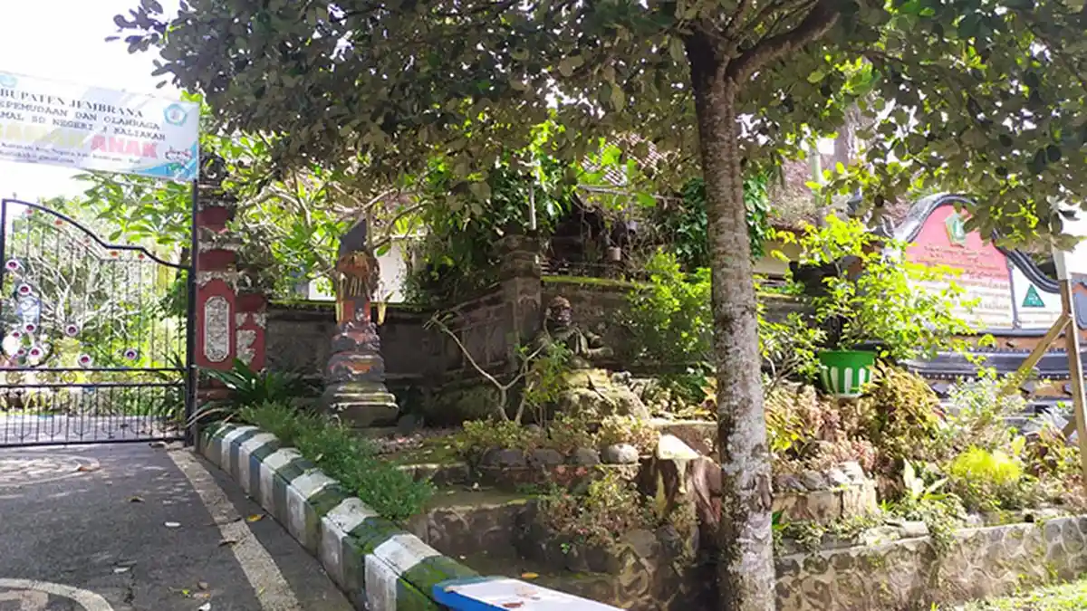 Diduga Kayu di Bagian Atap Lapuk, Plafon Ruang SDN 3 Kaliakah Jembrana Ambrol