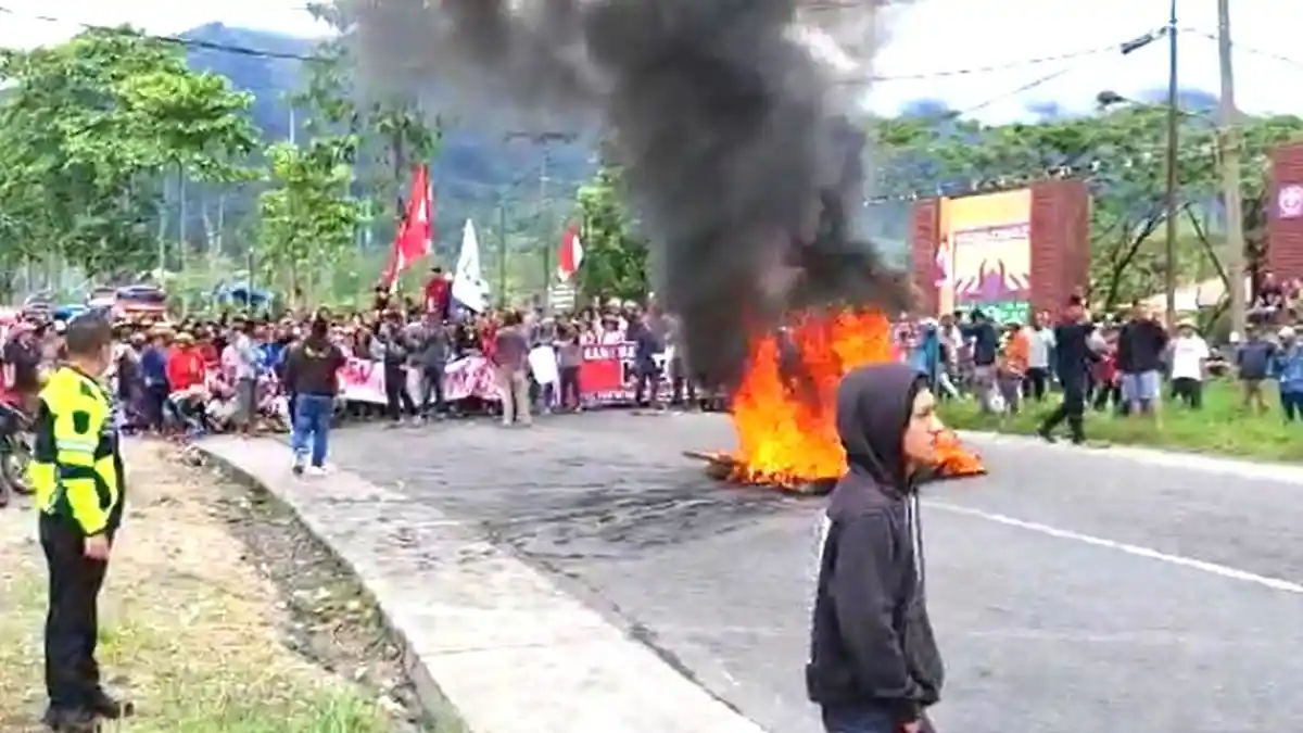 MACET TOTAL Jalur-Medan Berastagi, Warga Masih Lakukan Aksi Bakar Ban di Tengah Jalan
