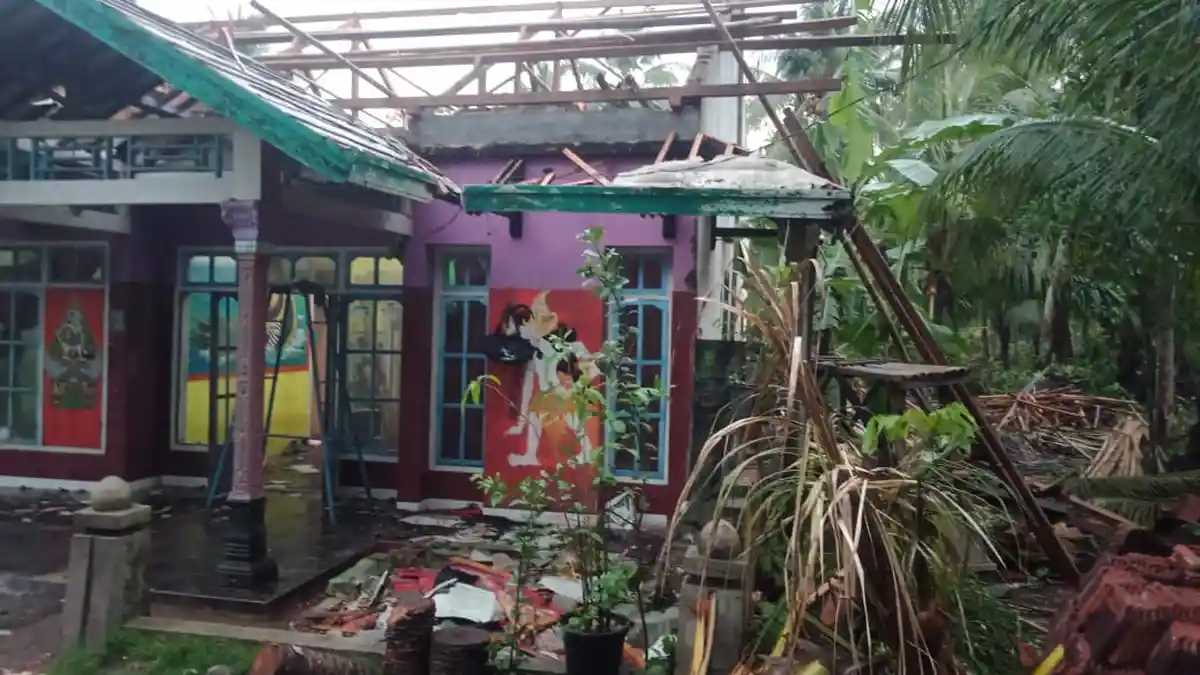 Angin Kencang Sapu Desa Sindangangin dan Desa Sidarahayu di Ciamis, Puluhan Rumah Rusak