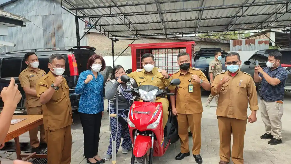 KISAH Penjahit Disabilitas, Dapat Bantuan Kendaraan Roda 3 dari Bupati Dairi