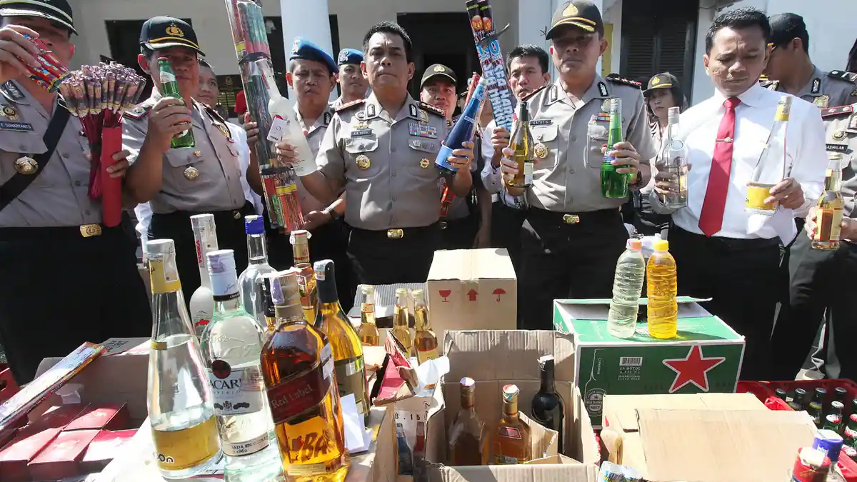 Jelang Ramadan, Polisi Razia Miras di Eks Lokalisasi Dolly