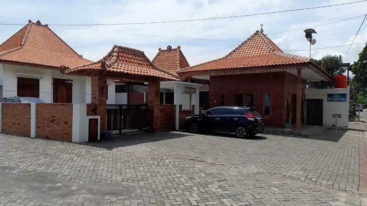 Rumah Cabup Lumajang Cak Thoriq Tampak Sepi