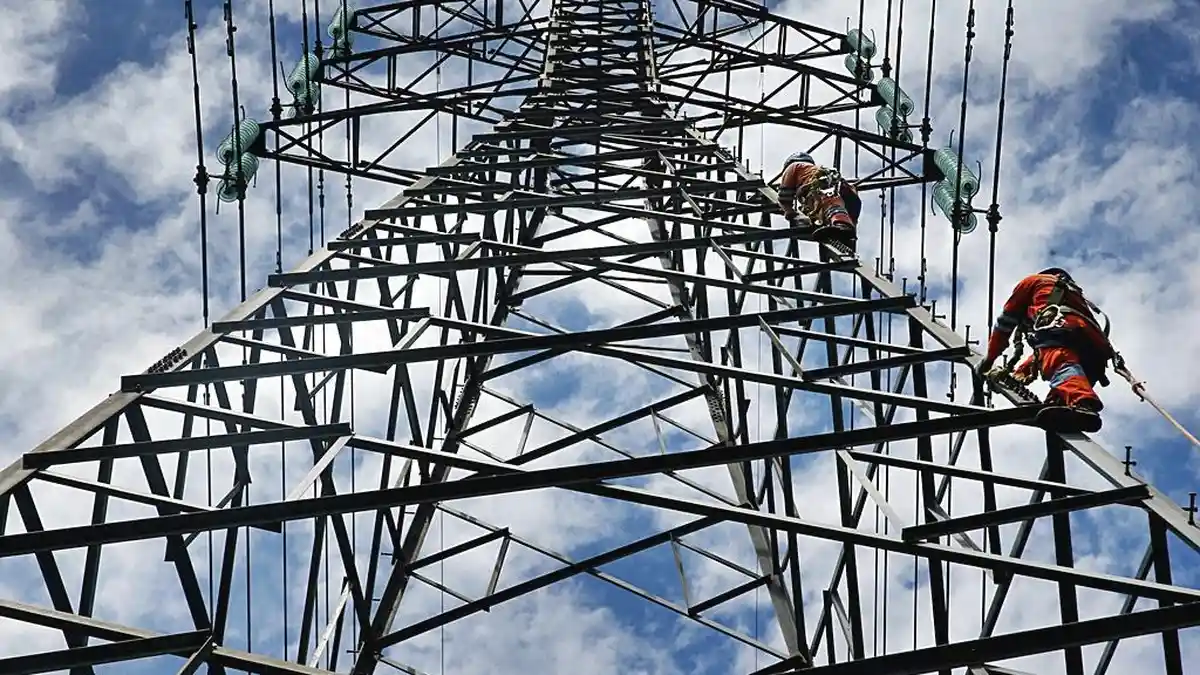 Tanpa Pemadaman, PLN PDKB ANOA Makassar Ganti Insulator Pecah di Maros - PENGGANTIAN-INSULATOR09.jpg