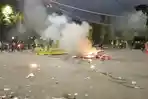 Massa-membakar-tenda-dan-melempar-bom-molotov-di-depan-Mapolres-Jember.jpg