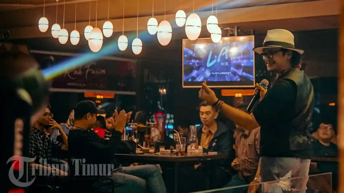 Vokalis Andy /rif Menghibur Penggemarnya dalam Event Rock Fusion di Gravity Sky Lounge - riff1.jpg