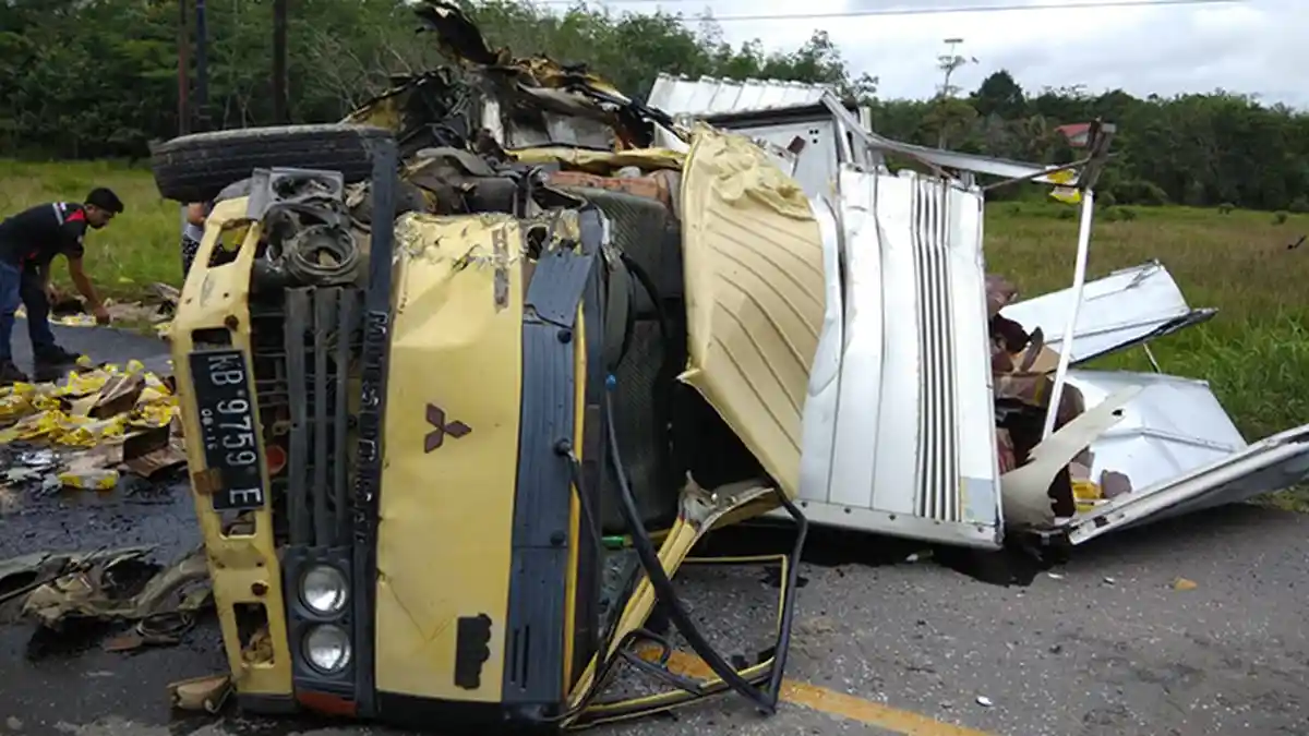 Lakalantas di Melawi, Dua Truk Muatan AMDK dan Sembako Berceceran di Jalan Raya