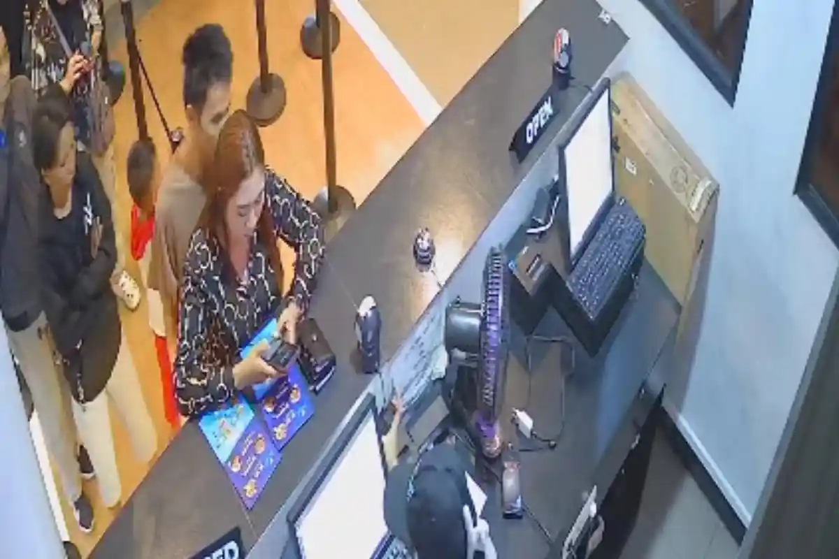 Terekam CCTV, ODGJ di Gerai Mie Gacoan Tangerang Viral Usai Lecehkan Wanita