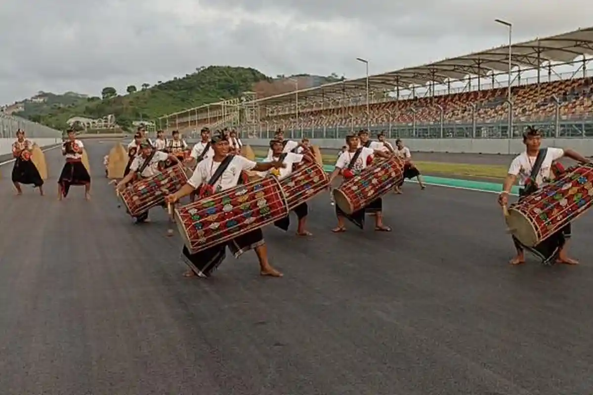Aktraksi Kesenian Gendang Beleq Buka Final Race WSBK Mandalika 2022