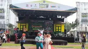 Lomba-Fashion-era-1970-an-mewarnai-kegiatan-Lebaran-Depok-2024-di-Alun-Alun-Depok.jpg