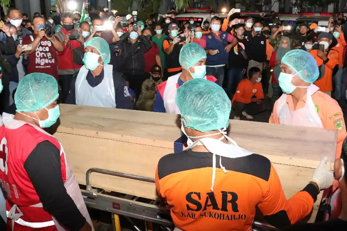 Suasana Duka saat 13 Jenazah Korban Kecelakaan Maut Bus di Bantul Tiba di Sukoharjo