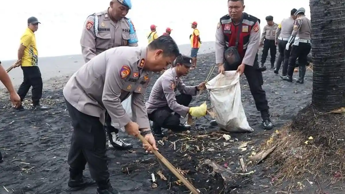 Digempur Sampah Kiriman, Polres Gianyar Gelar Aksi Bersih Pantai di Gianyar