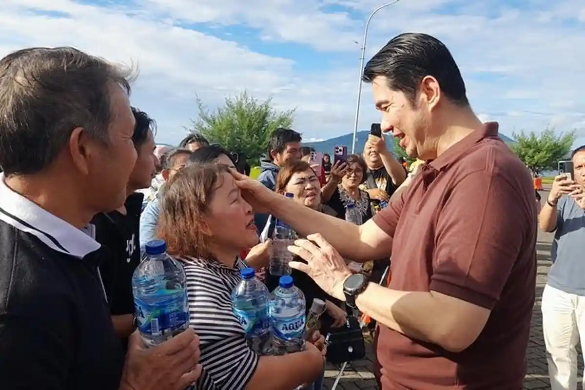 Pastor Andi Simon Lakukan Doa Penyembuhan di Pohon Kasih Manado, Ratusan Warga Antre