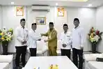 Wakil Bupati Paser Serahkan Zakat dan Infaq ke Baznas, Ajak ASN Salurkan Zakat Resmi