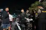 Sejumlah-personel-polisi-menginterogasi-pelaku-balap-liar.jpg