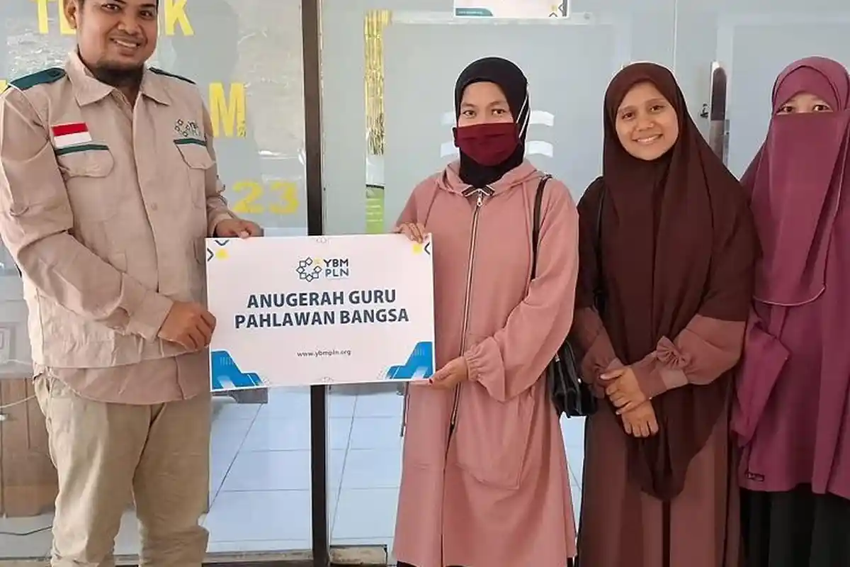 YBM PLN UP3 Mamuju Serahkan Apresiasi Guru Pahlawan Bangsa kepada 46 Guru Honorer di PedalamansULABR