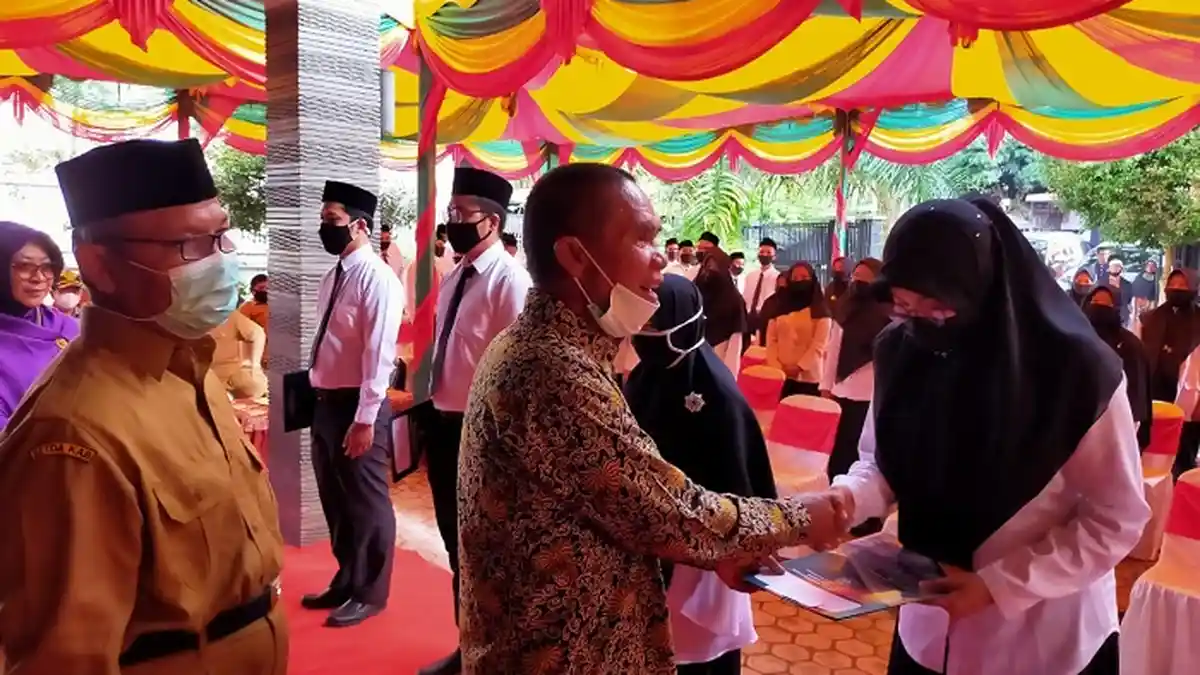 Serahkan SK CPNS, Akmal Ibrahim Minta CPNS Tidak Ambil Kredit