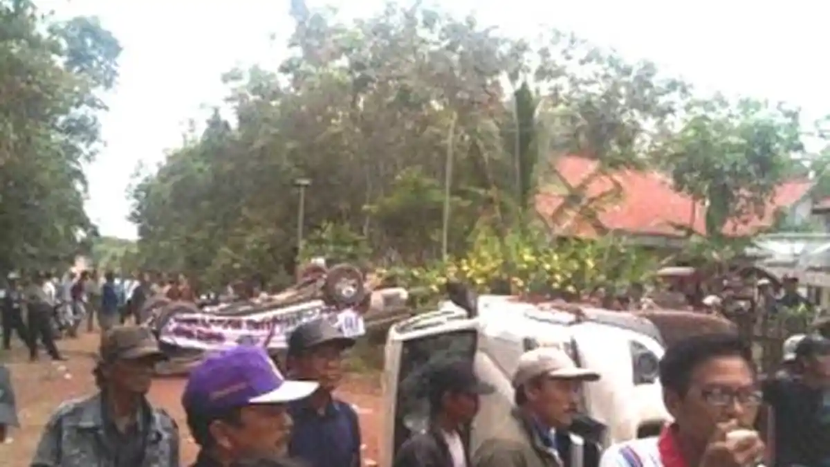 Cari Pelaku Penikaman, Massa Ngamuk dan Lempari Kantor Polisi