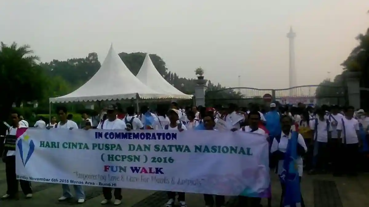 Sekolah Tarakanita Bagi Benih Tanaman dan Operasi Semut di Area Bebas Kendaraan