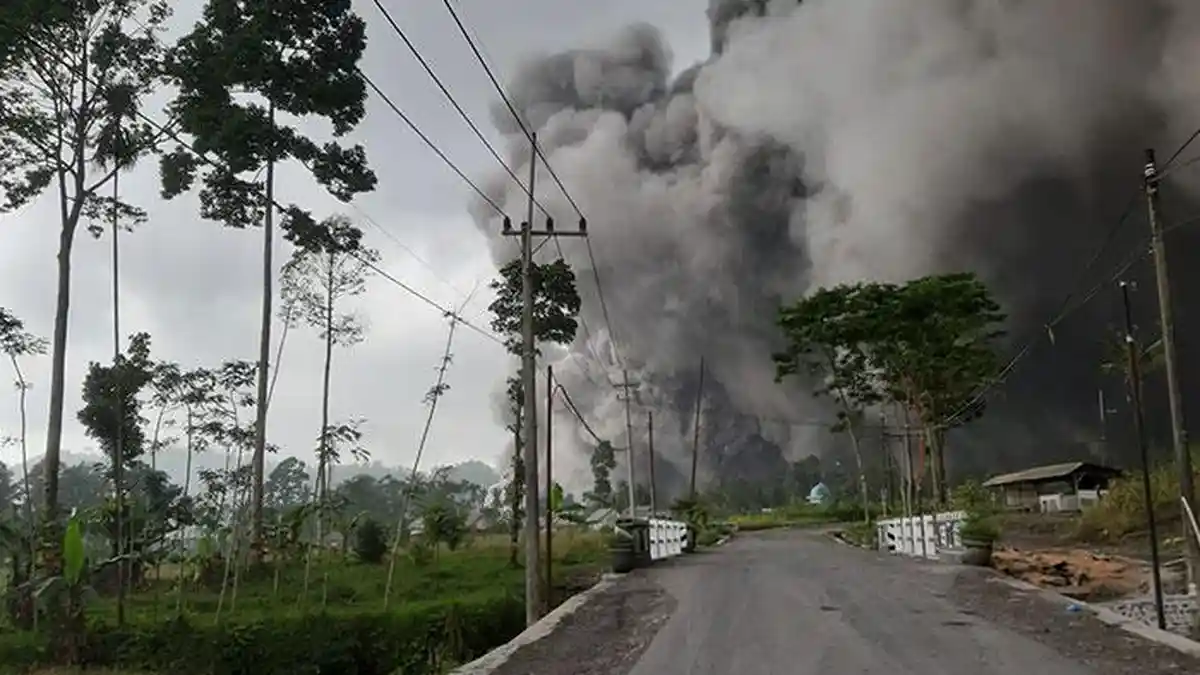 Status Gunung Semeru Naik Menjadi AWAS per Minggu 4 Desember 2022, Erupsi Masih Berlangsung