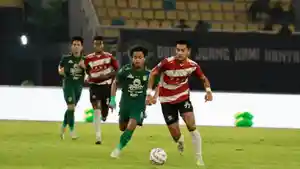 Malik-Risaldi-kanan-saat-dikawal-Andre-Oktaviansyah-kiri.jpg