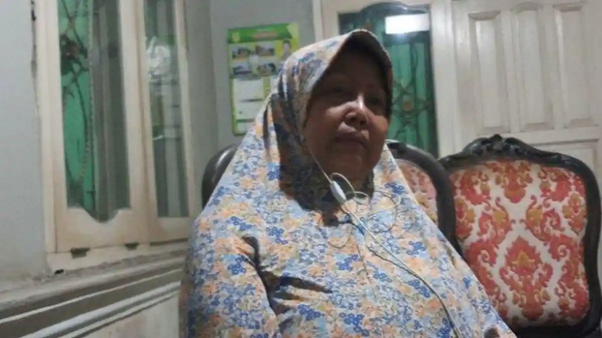 Ibu Pelaku (Emak-emak) yang Terjerat Ujaran Kebencian Menangis Minta Maaf pada Jokowi