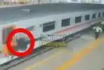 Penumpang-KAI-bergelantungan-di-Kereta.jpg