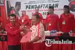 Hendy-Siswanto-menyerahkan-formulir-pendaftaran-Calon-Bupati-Jember-kepada-Edi-Cahyo-Purnomo.jpg