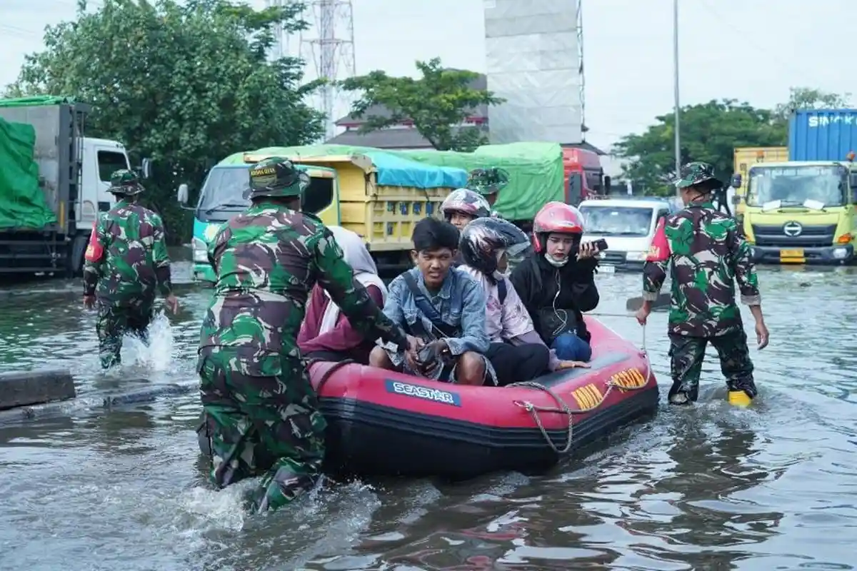 Banjir Kaligawe Semarang Belum Surut, Pasien RSI Sultan Agung Harus Naik Perahu untuk Berobat