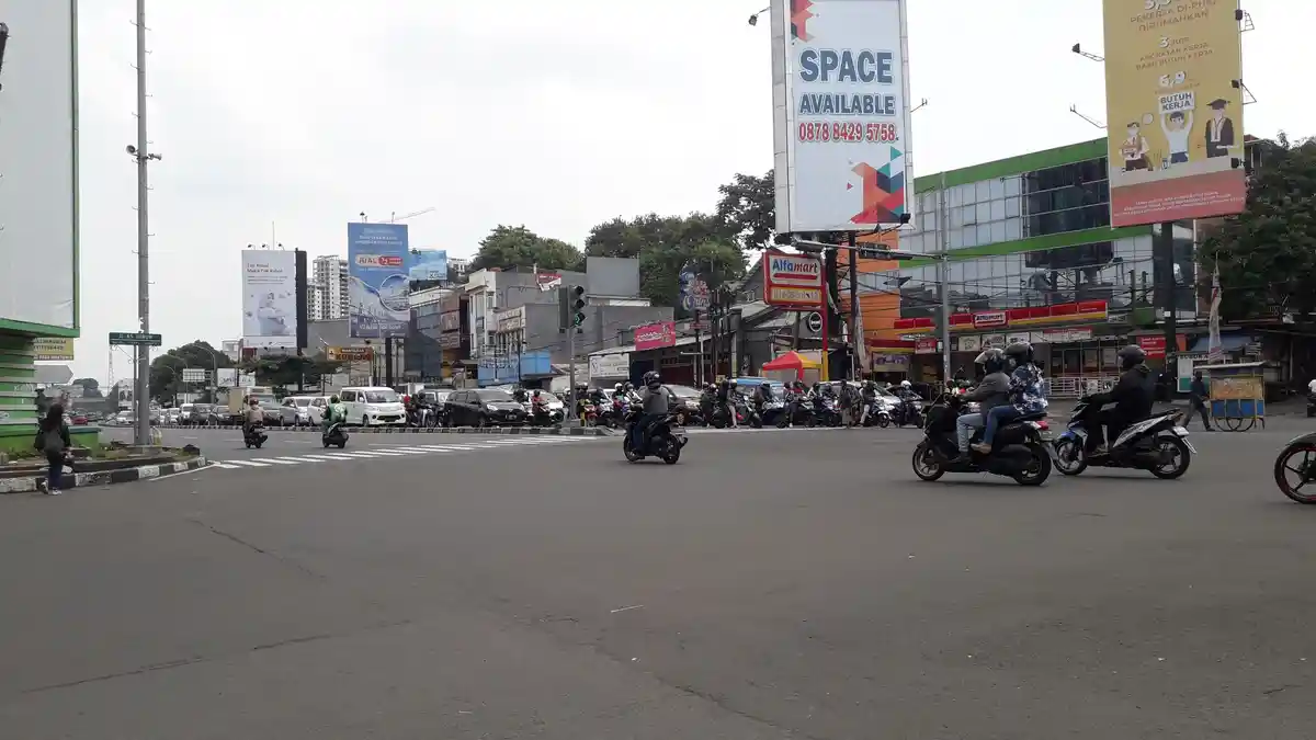 Lalu Lintas Kendaraan di Simpang Warung Jambu Kota Bogor Saat Ini Ramai Lancar