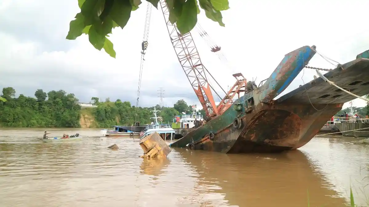 Dua Kali Tali Krane Lepas, Alat Berat di Sungai Mahakam Masih Karam