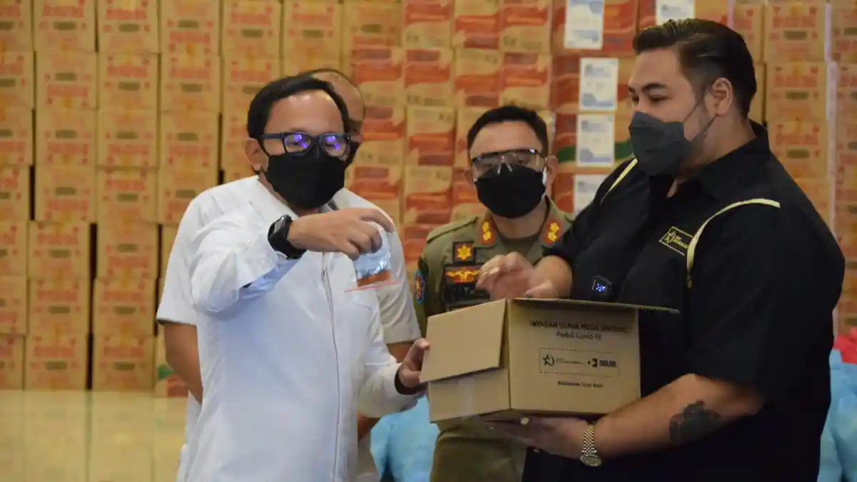 Ivan Gunawan Serahkan 200 Paket dari Yayasan Dunia Mega Bintang dan Evolene, Bima Arya: Terima Kasih