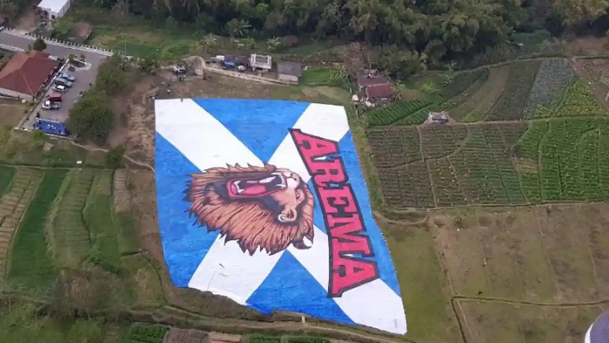 Peringati HUT Arema ke-32, Aremania Bentangkan Bendera Raksasa di Kota Batu