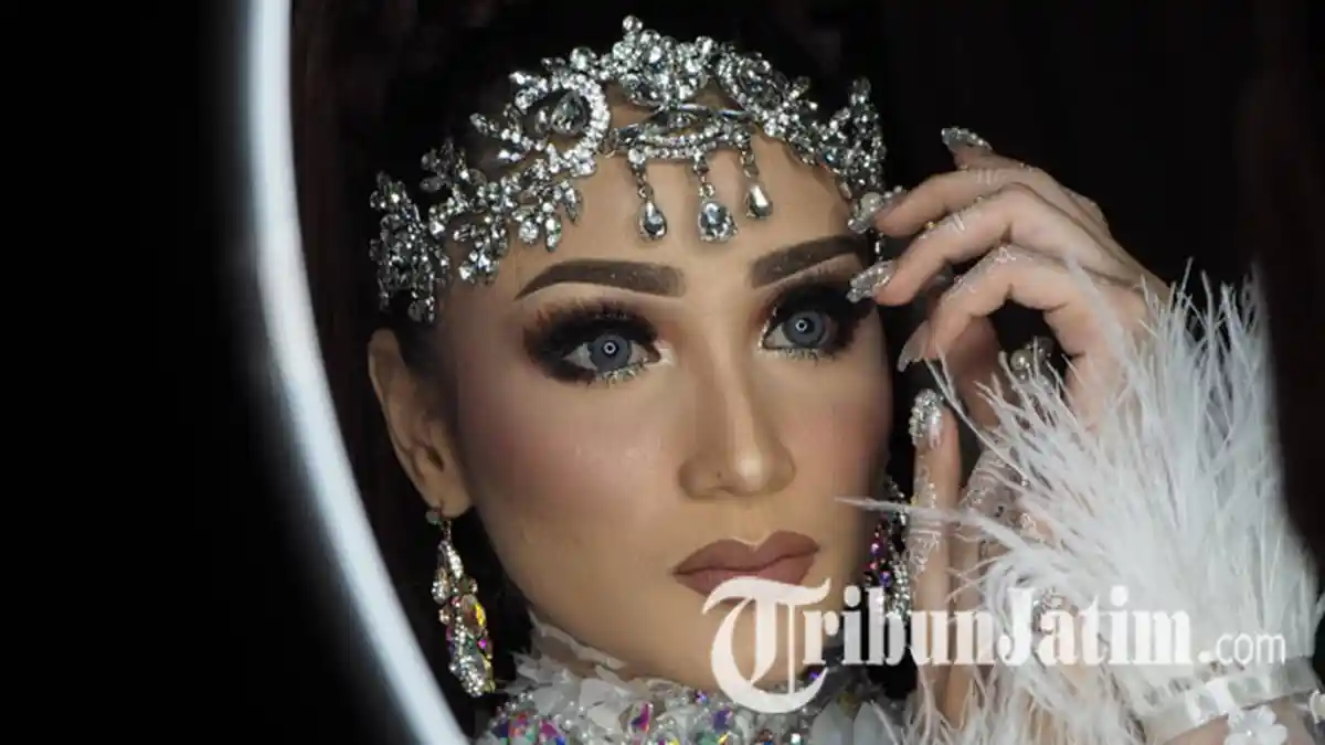 Make Up Glamor Masih Jadi Trend, Ciri Khas Mata dan Alis Diberi Glitter, Dominasi Warna Coklat Emas