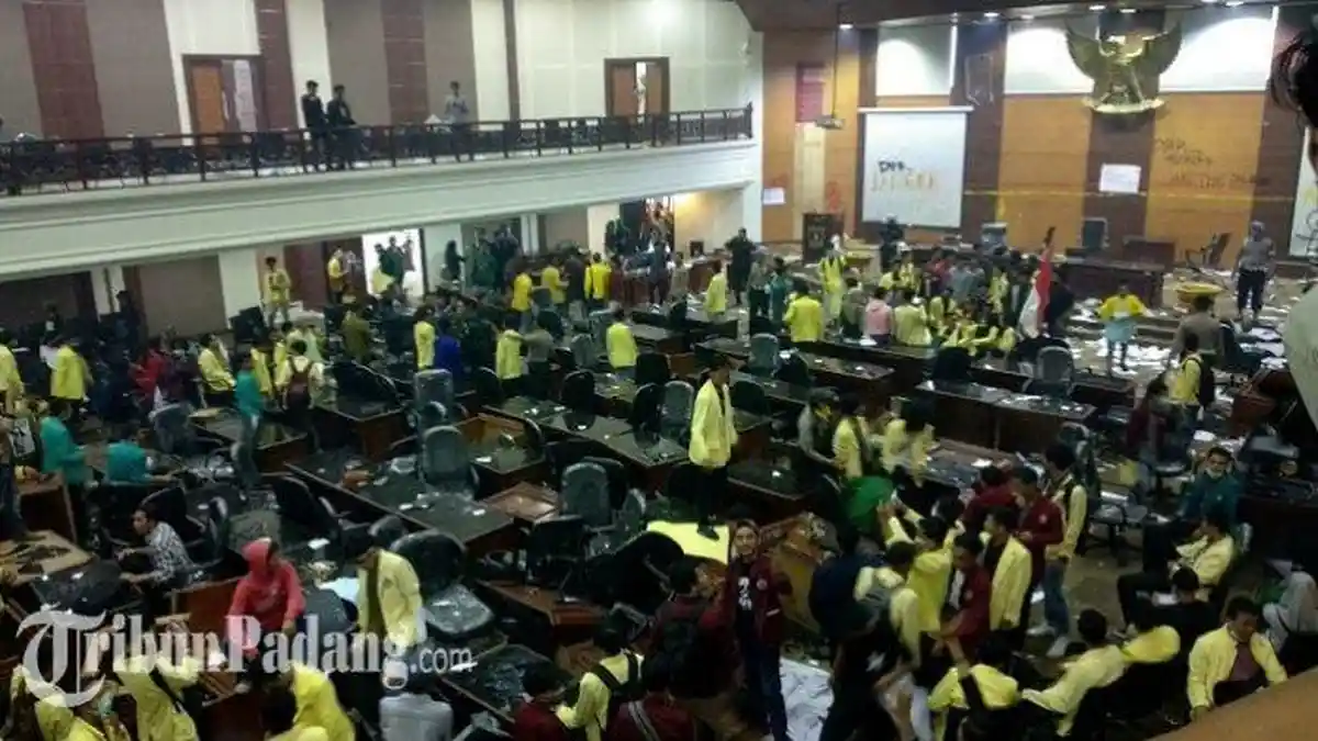Tiga Mahasiswa Jadi Tersangka Kasus Perusakan Gedung DPRD Sumbar