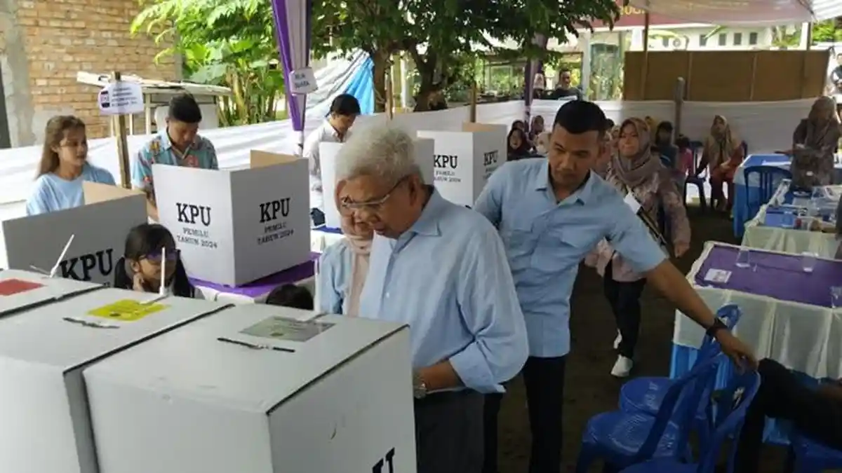 Nyoblos di TPS 033 Gandus, Mantan Wagub Sumsel Mawardi Yahya Optimis Prabowo Menang Satu Putaran
