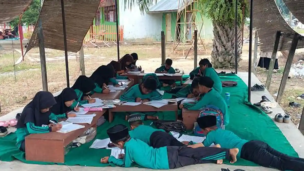 Sudah 3 Tahun, Murid SDN 2 Seumanah Jaya Belajar di Areal Parkir Beralas Terpal