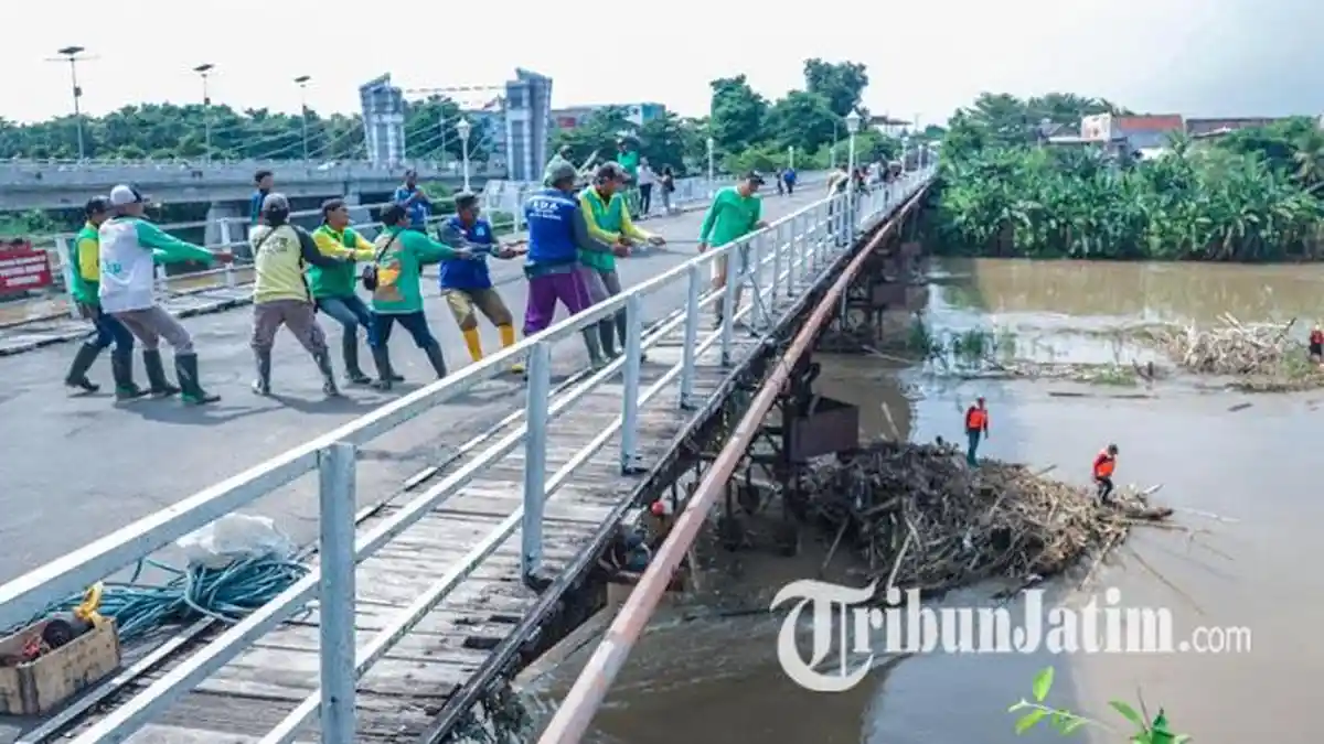 Tumpukan Sampah Ancam Keamanan Jembatan Lama Kediri, Petugas Lakukan Pembersihan