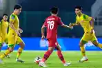Kapten-Persebaya-Bruno-Moreira-pada-laga-Persis-Solo-vs-Persebaya.jpg