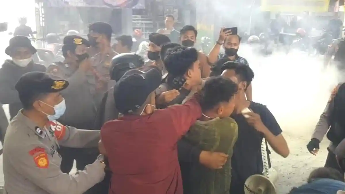Ricuh, Demo Mahasiswa di Sumenep Madura, Aparat dan Massa Bakul Pukul
