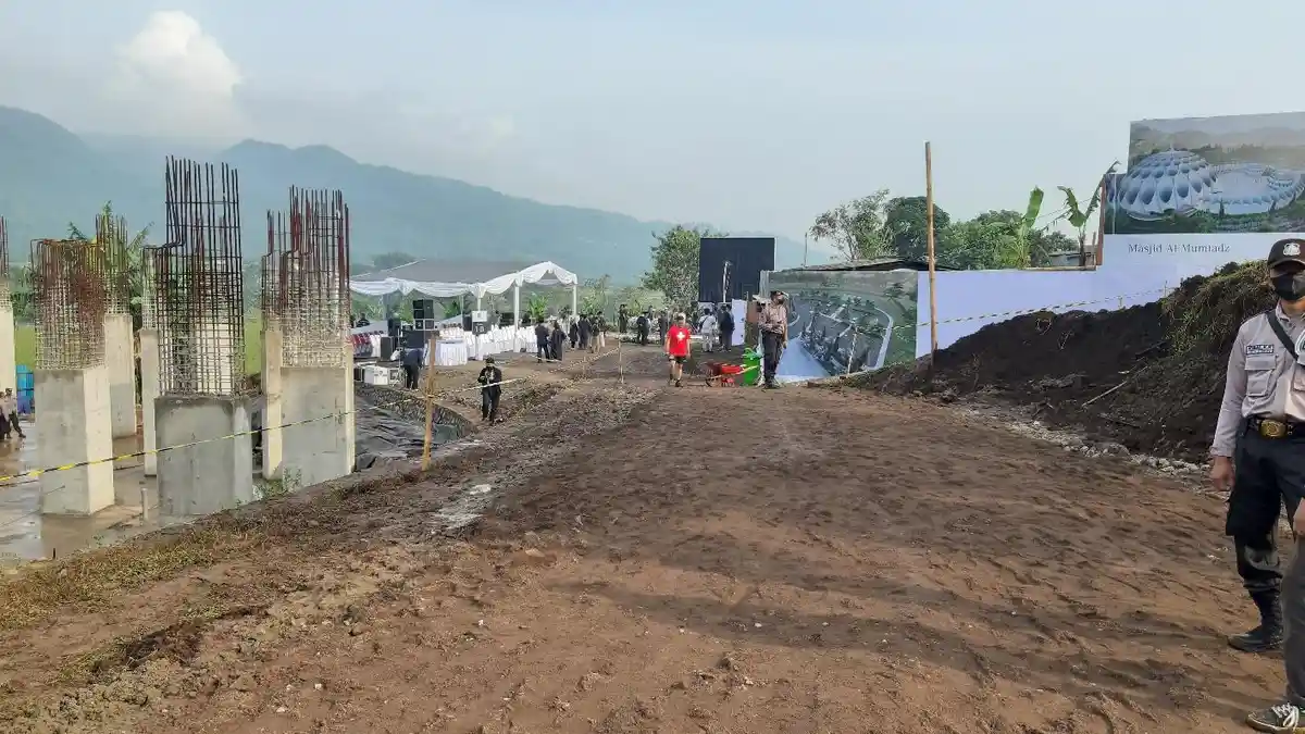 Jelang Pemakaman Eril, Pekerja Masih Timbun Jalan Becek Menuju Makam Anak Ridwan Kamil