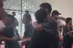 Pemain-PSMS-Medan-berpelukan-usai-saat-acara-pembubaran-tim-yang-digelar.jpg
