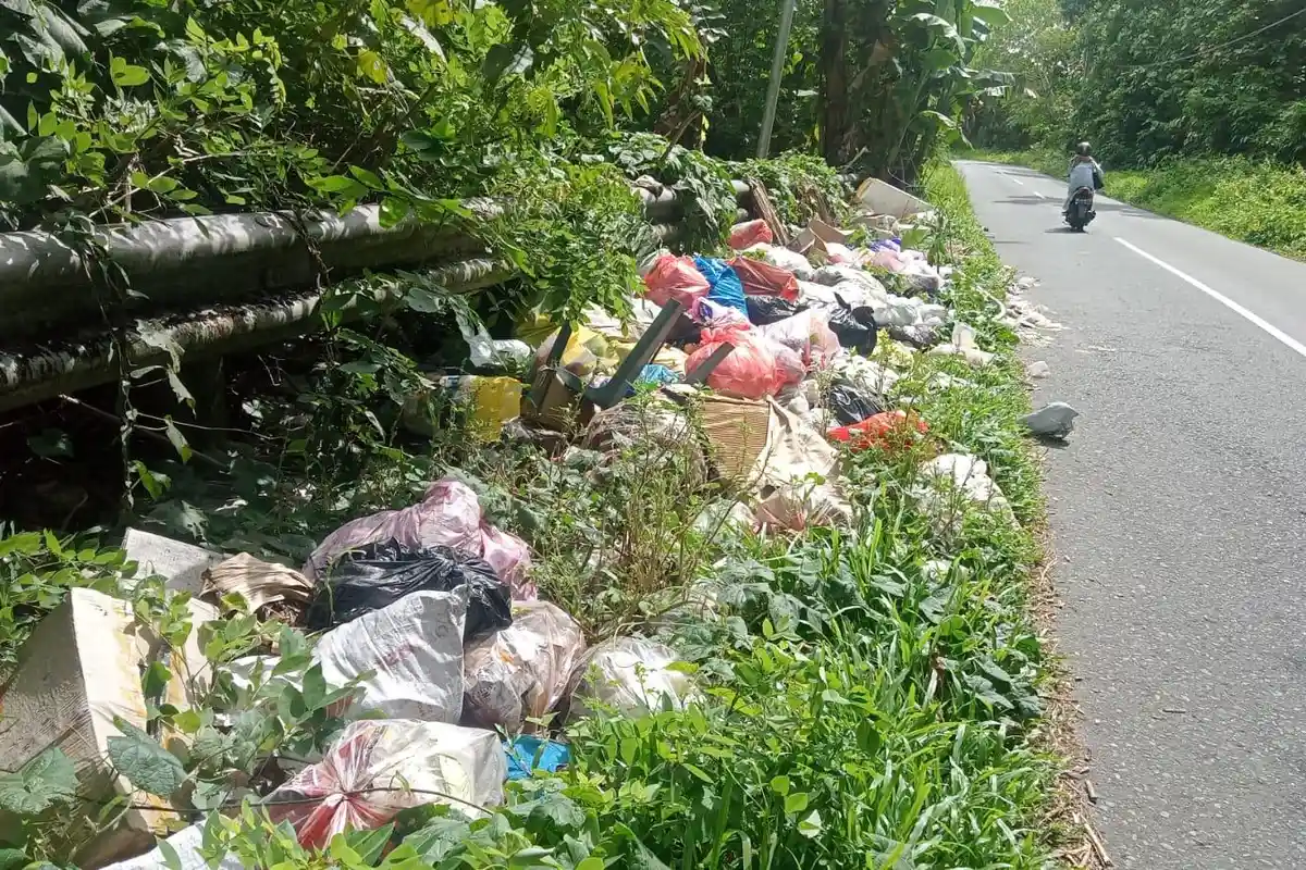Sampah Menumpuk di Jalan Penghubung Kota Ambon dengan Jasirah Leihitu