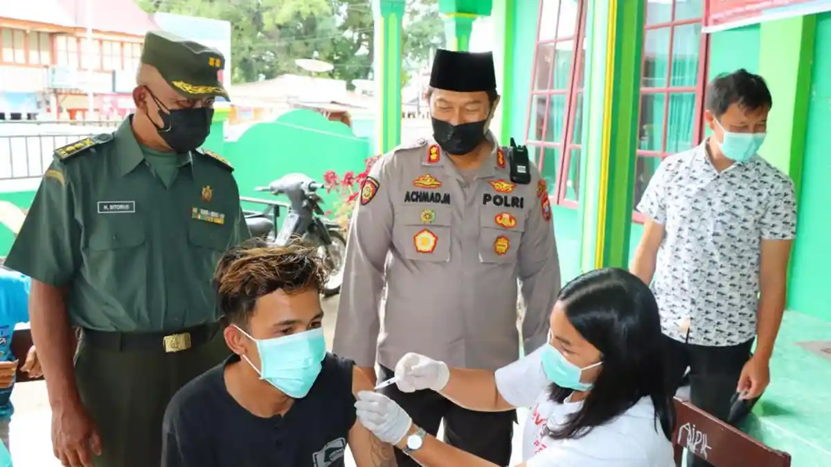 Kapolres Humbahas dan PC NU Tinjau Vaksinasi Massal di Masjid Raya Dolok Sanggul