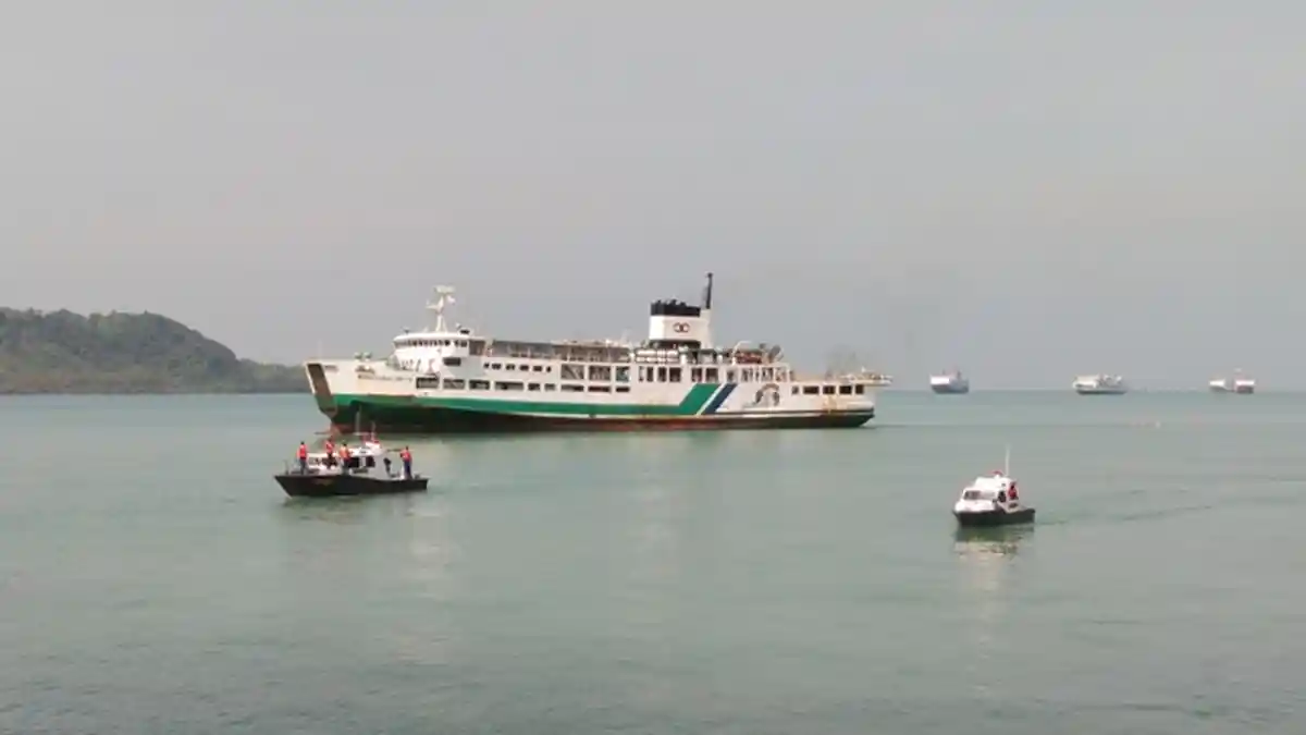 Polairud dan Basarnas Simulasi Penanganan Laka Laut.