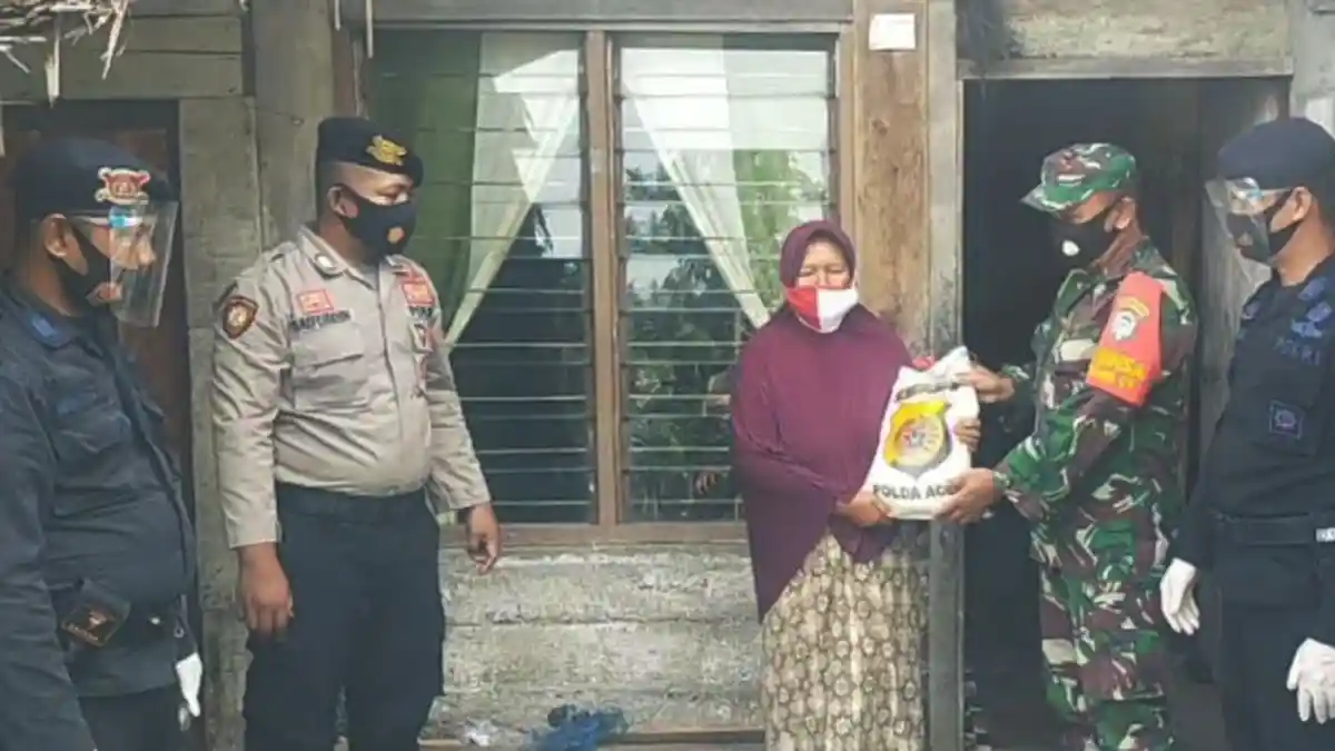 Brimob Kembali Bagikan Sembako untuk Warga Miskin di Nagan Raya   