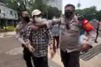polisi-bubarkan-demo-di-depan-istana-merdeka_20210923_150916.jpg