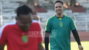 Pelatih-Persebaya-Paul-Munster-saat-memimpin-latihan-timkaos-tim.jpg