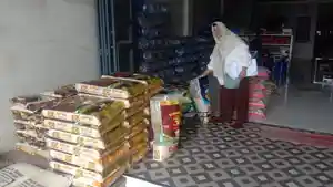 Pegawai-Diskoperindag-Pasangkayu-saat-sidak-beras-di-pasar-tradisional.jpg