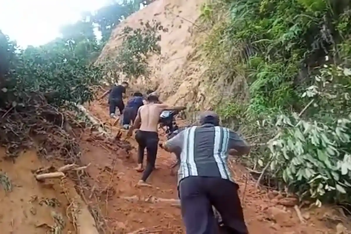 Bekas Longsor di Batang Asai Sarolangun Masih Menutupi Jalan, Warga Terpaksa Dorong Motor